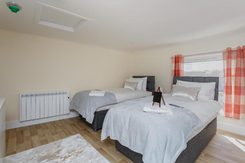St Mary's Modern Central Huge Studio Apartments - image 12