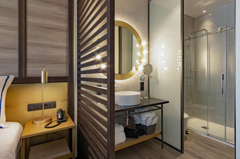 Premium Balcony Room image 3