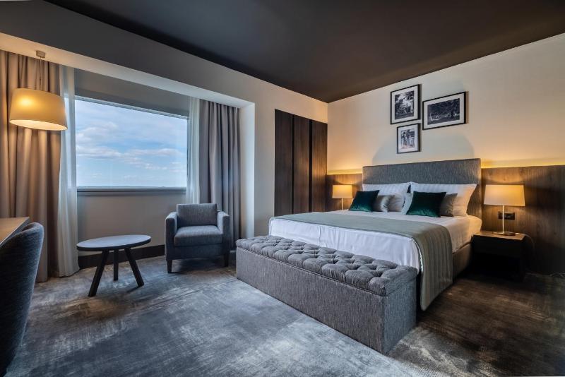 Double Room with River View image 1