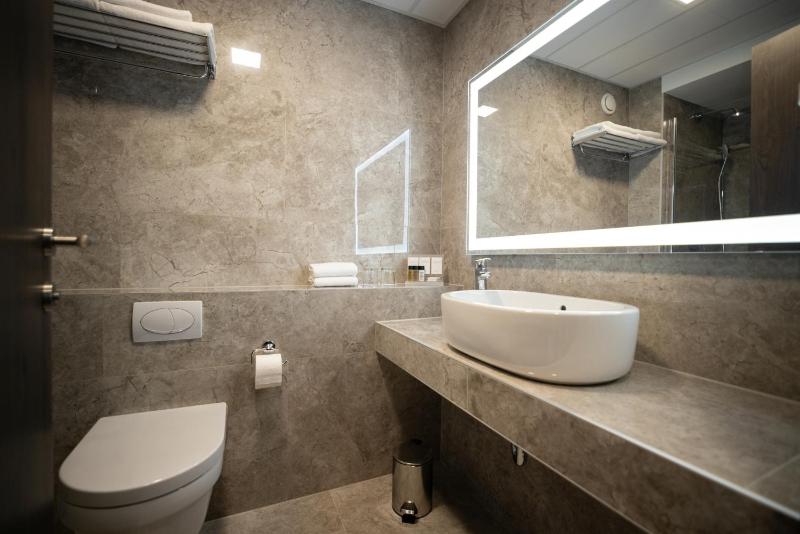 Double Room with River View image 4