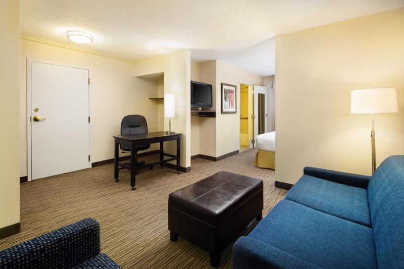Standard King Room with Mobility Accessible Tub image 2
