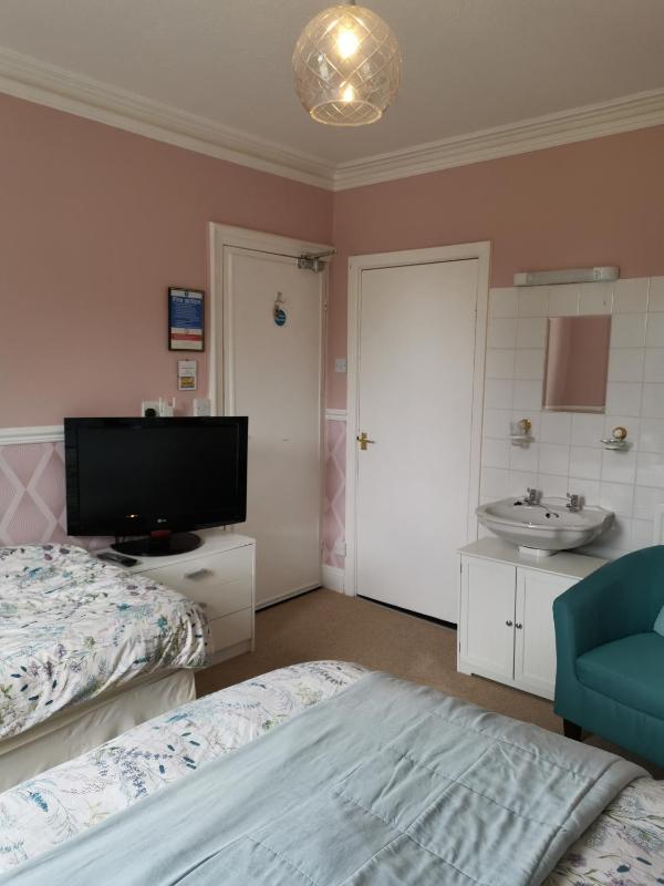 Twin Room image 2