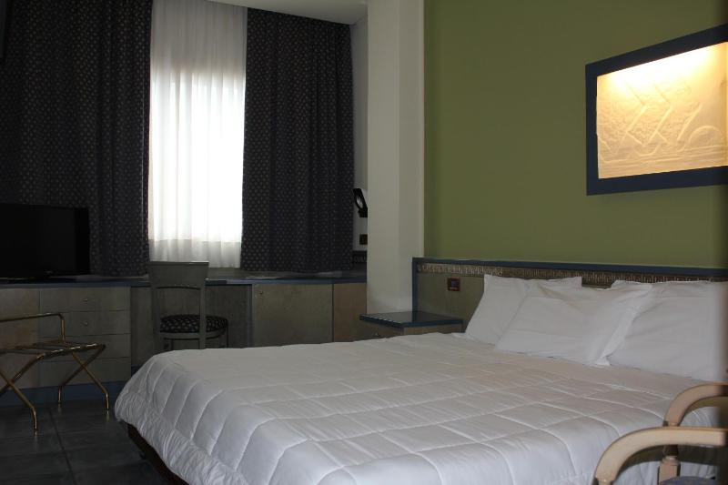 Standard Quadruple Room image 4