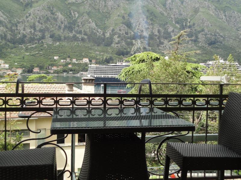 One-Bedroom Apartment with Balcony and Sea View image 4