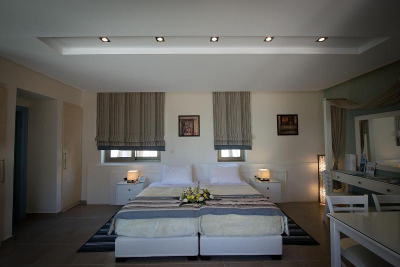 Family Studio (2 Adults + 2 Chidren) image 2