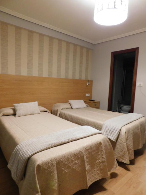 Twin Room image 3