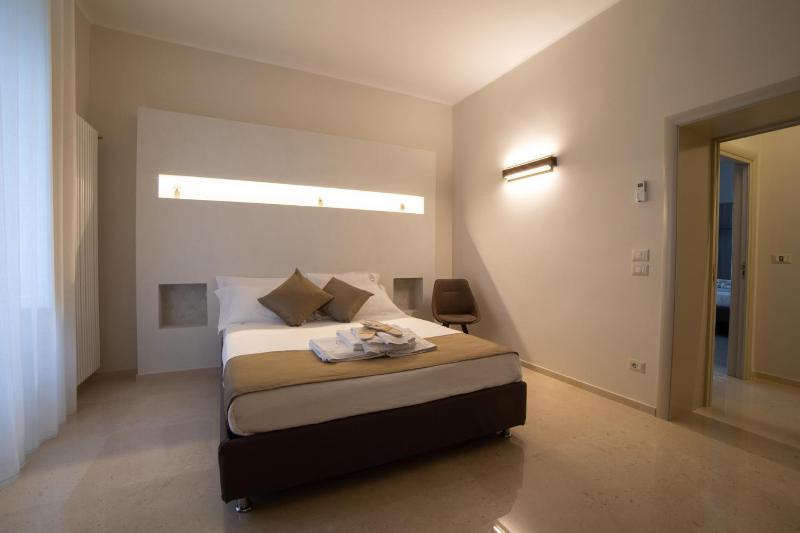 Queen Room with Balcony image 4