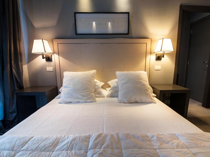 Superior Double Room with Balcony image 2