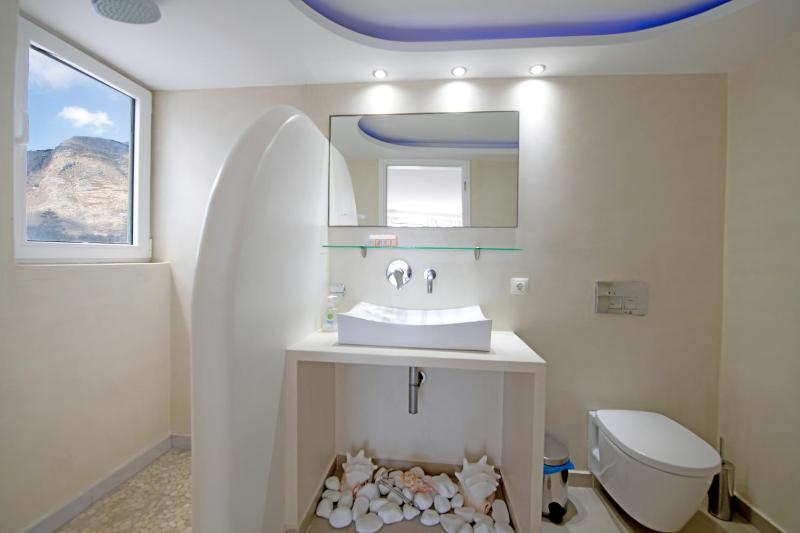 Honeymoon Suite with Hot Tub and Sea View image 4