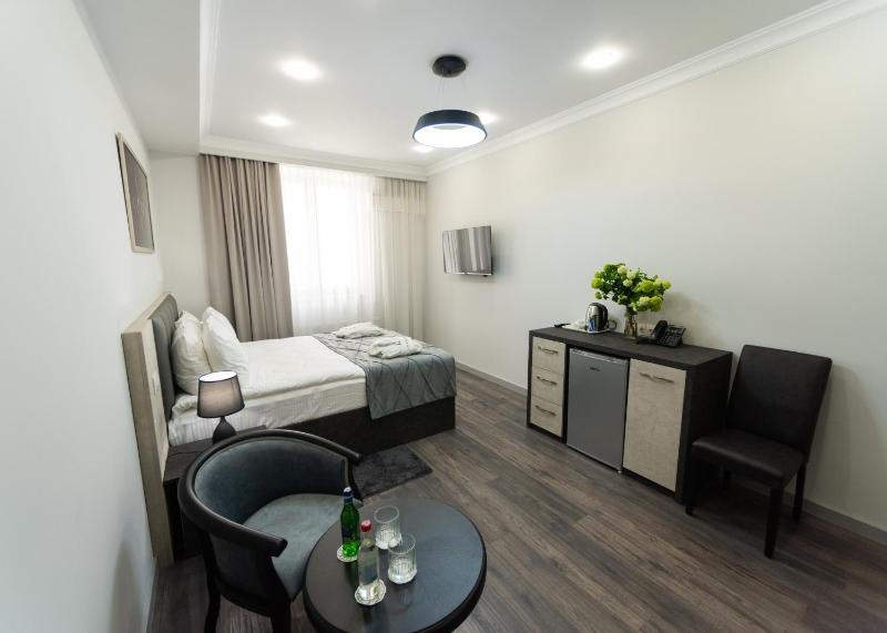 Deluxe Room image 3