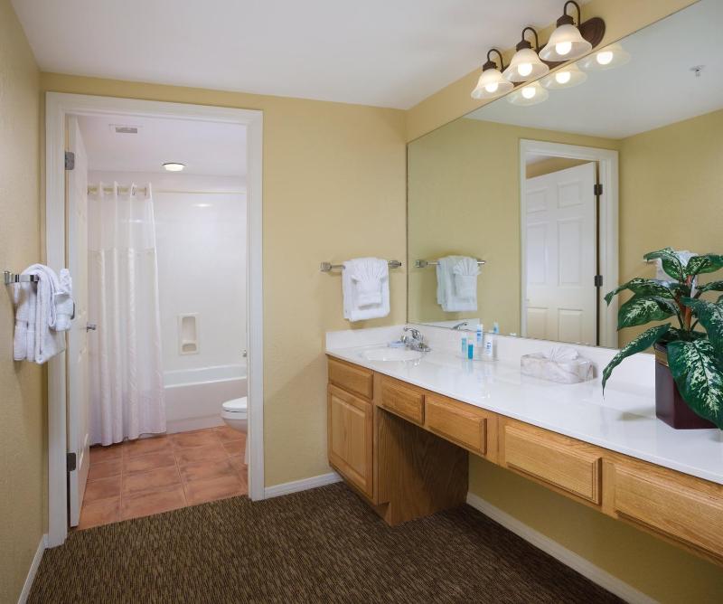 One-Bedroom King Room with Sofabed image 4