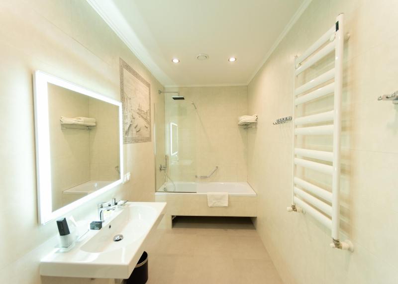 Standard Double Room image 3