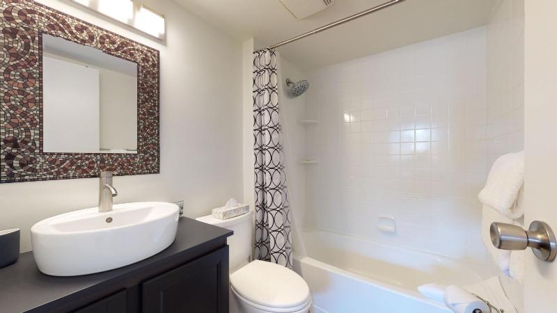 1BR + Den | Marketplace Lodge | Gas Fireplace | Village Location | Complex Hot Tub - image 16