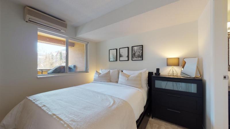 1BR + Den | Marketplace Lodge | Gas Fireplace | Village Location | Complex Hot Tub - image 9