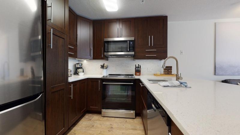 1BR + Den | Marketplace Lodge | Gas Fireplace | Village Location | Complex Hot Tub - image 14