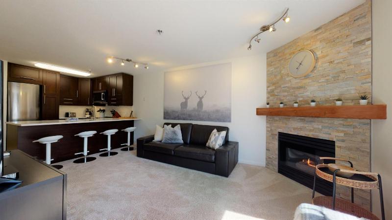 1BR + Den | Marketplace Lodge | Gas Fireplace | Village Location | Complex Hot Tub - image 18