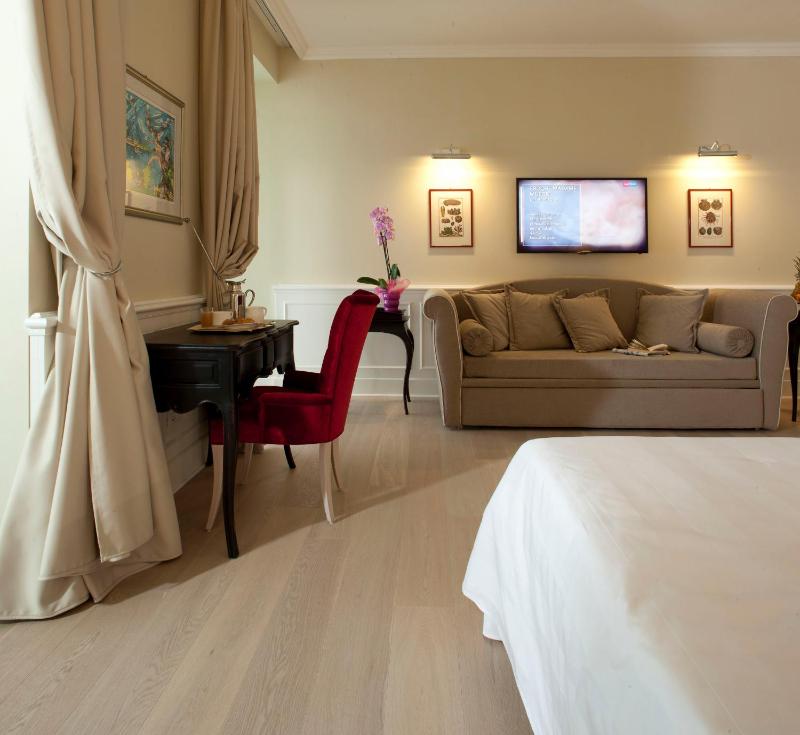 Hotel Riviera & Maximilian's - image 33