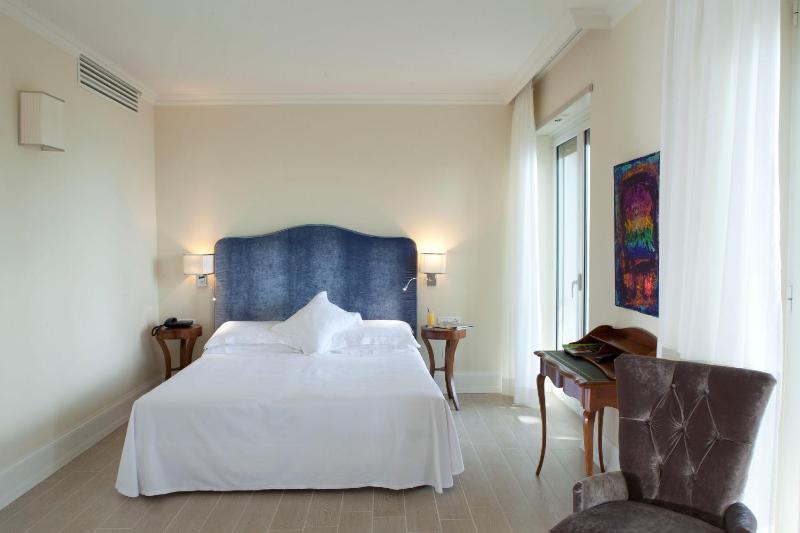 Hotel Riviera & Maximilian's - image 45