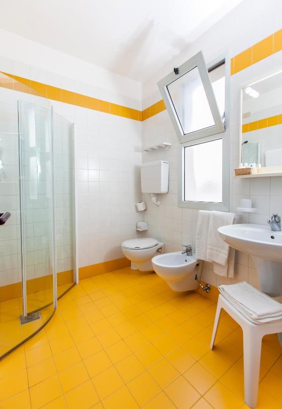 Basic Triple Room image 2