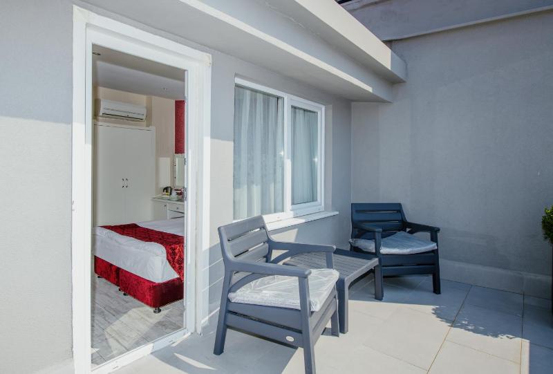 Double Room with Balcony and Sea View image 4