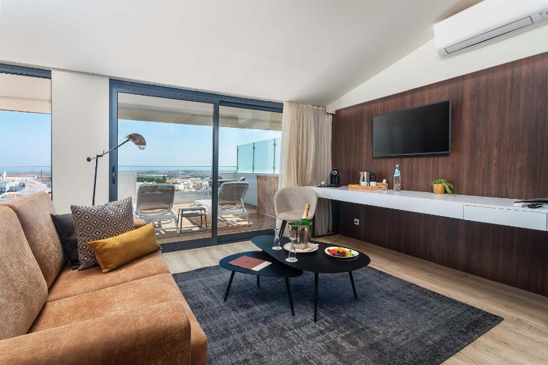 Master Suite with Jacuzzi image 1