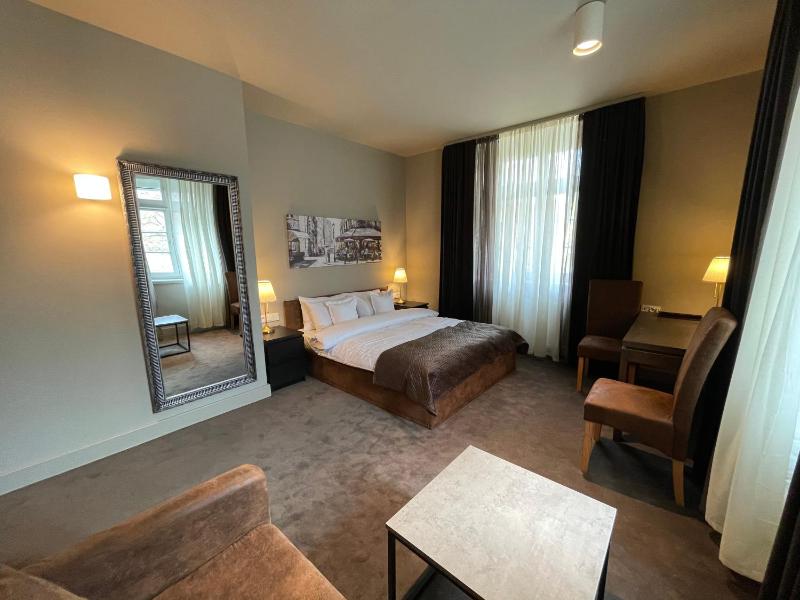 Deluxe King Room image 3