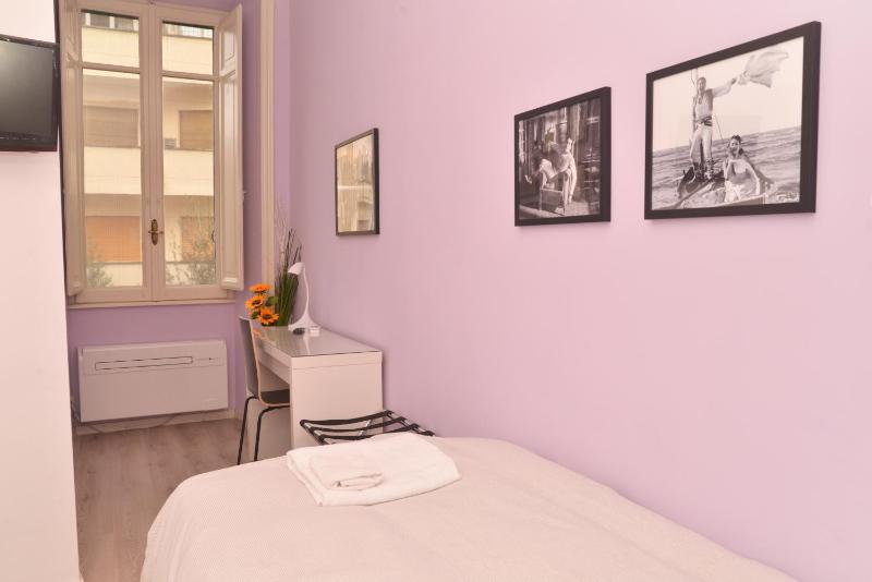 Twin Room with Private Bathroom image 3