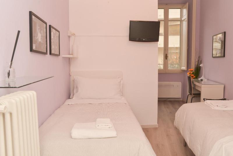 Twin Room with Private Bathroom image 4