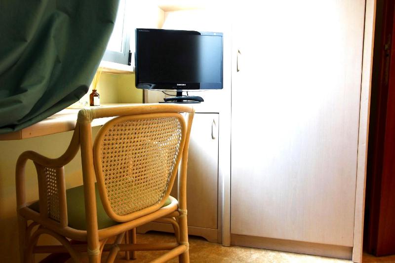 Standard Single Room image 3