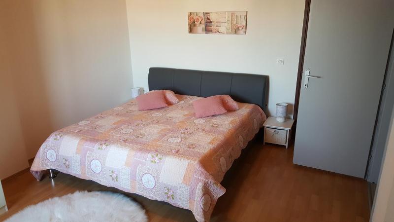 One-Bedroom Apartment with Terrace and Sea View image 3