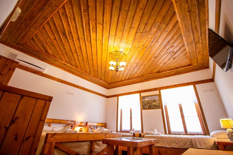 Deluxe Quadruple Room image 3