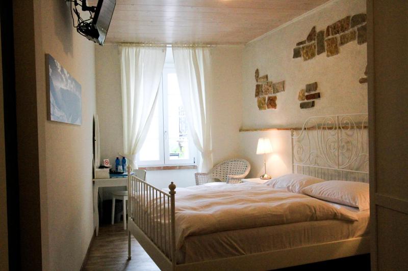 Double Room with Lake View image 3