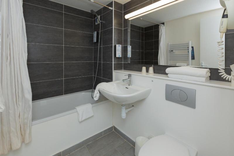 1 Double Bed 1 Junior Bed (Up To 10 Years) image 2