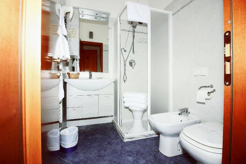 Triple Room with Balcony and Lateral Sea View image 4
