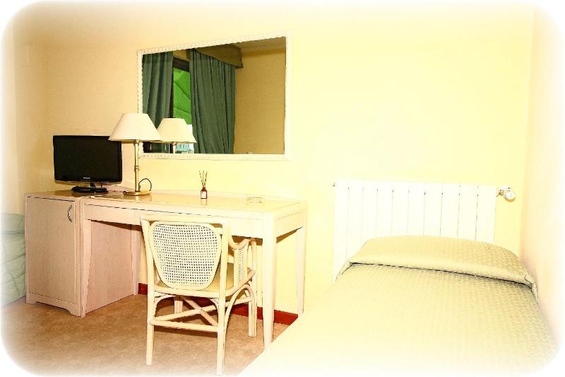Quadruple Room with Balcony and Lateral Sea View image 2