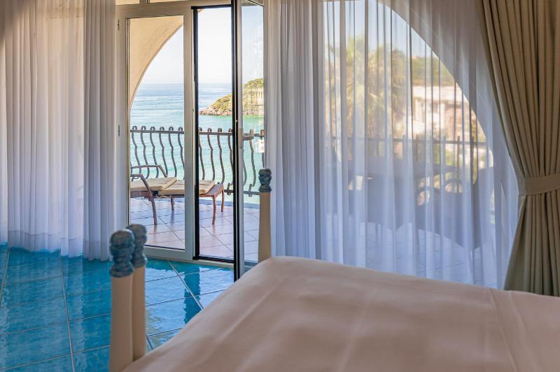 Deluxe Double Room with Sea View image 4