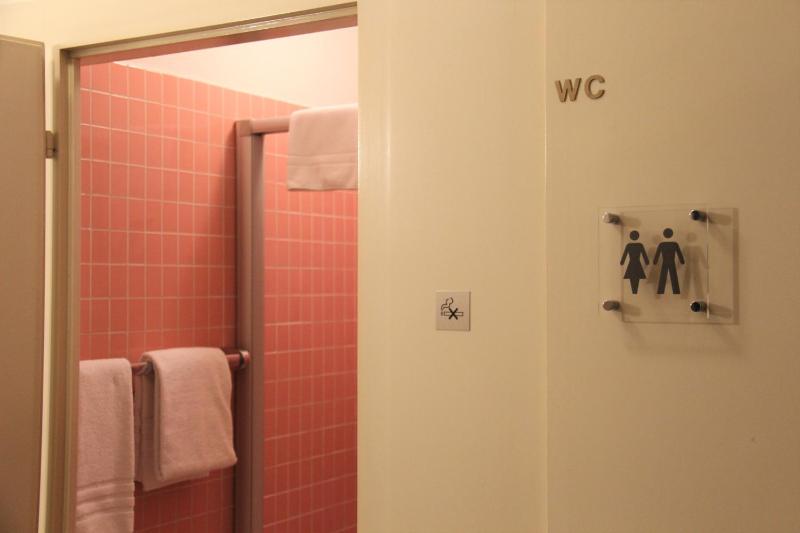 Single Room with Shared Shower and Toilet image 1