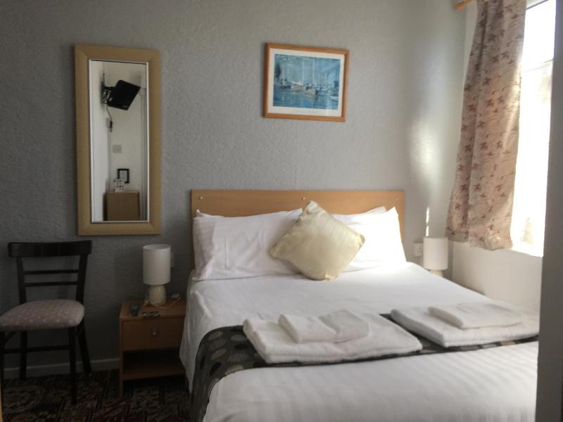 Budget Double Room - Ensuite image 4