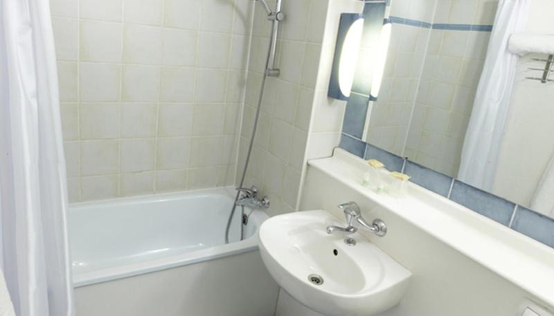 Triple Room (2 Single Beds + 1 Junior Bed) image 2
