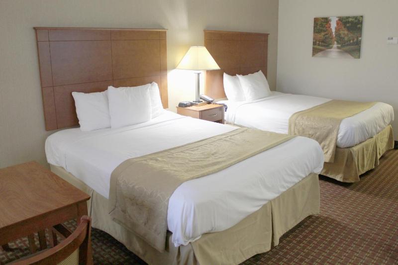 Queen Room with Two Queen Beds - Non-Smoking image 4