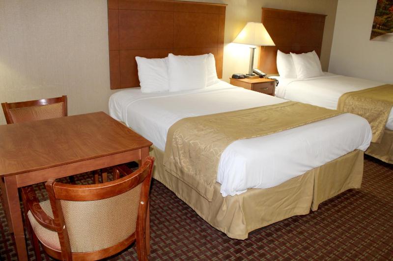 Queen Room with Two Queen Beds - Non-Smoking image 3