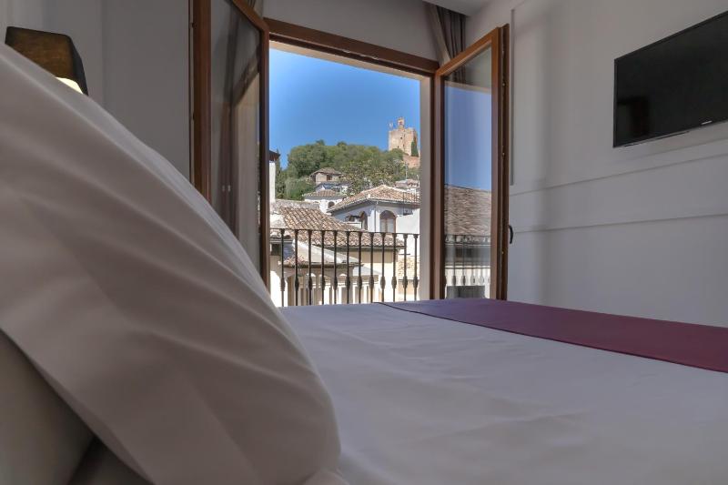 Premium Alhambra View & Jacuzzi image 2