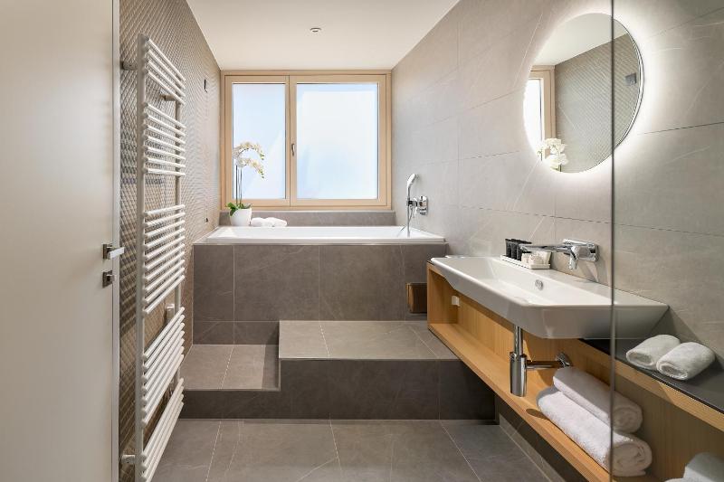 Two-Bedroom Apartment with Terrace, Sea View and Jacuzzi image 4