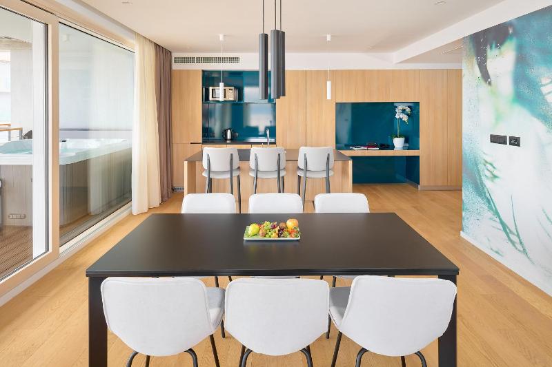 Two-Bedroom Apartment with Terrace, Sea View and Jacuzzi image 1