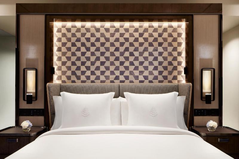 Renovated Premier Peak Vew Room King Two Double