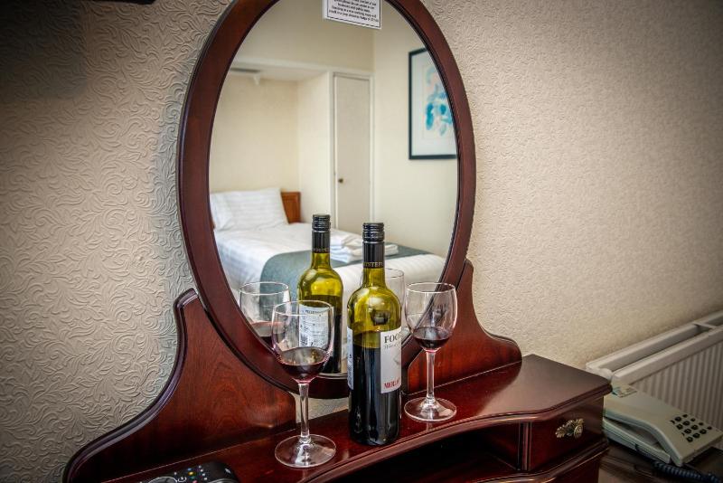 Twin Room image 2