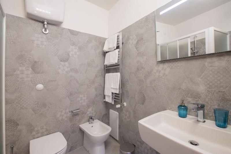 Deluxe Double Room image 4