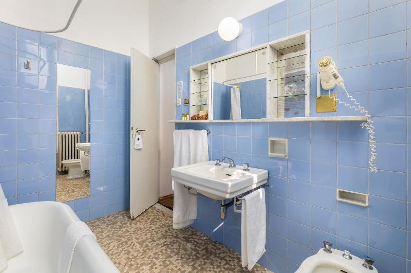 Double Room with Balcony and Sea View image 3