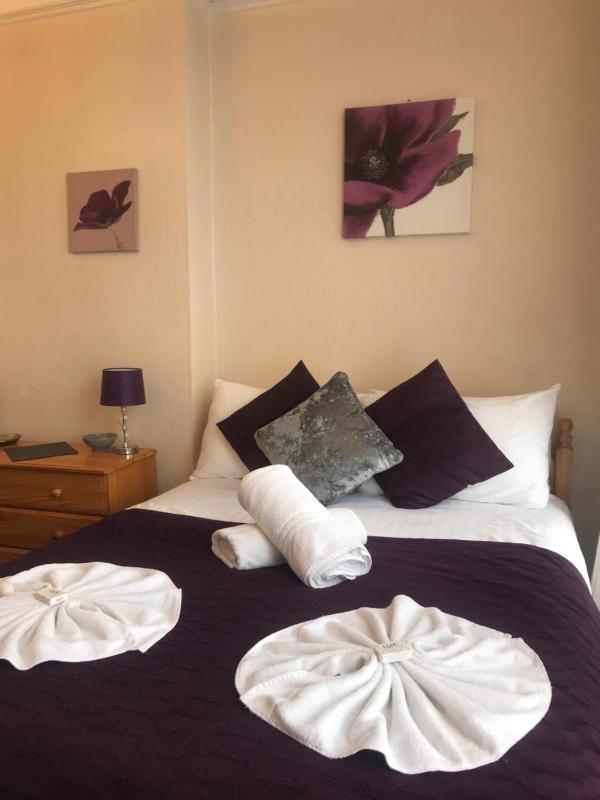 Double Room with Private Bathroom image 2