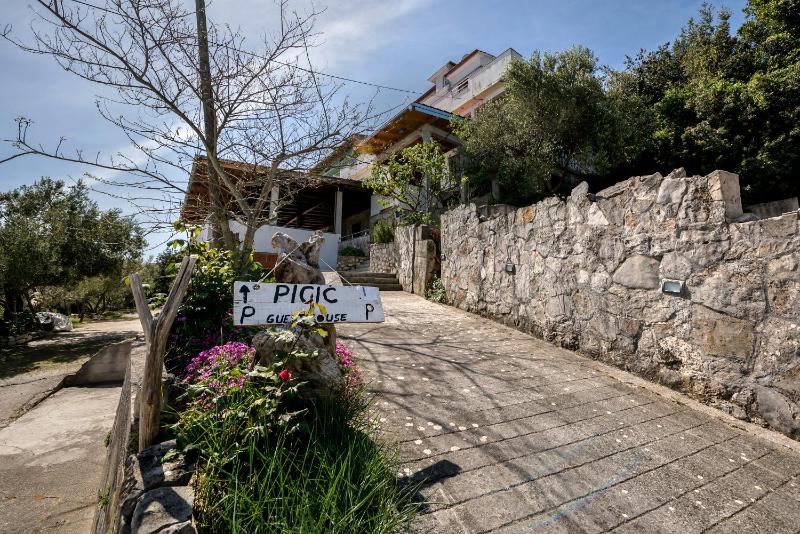 Budget Studio Apartment with Terrace image 3